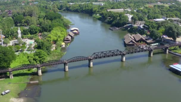Puente del río Kwai en Kanchanaburi, Tailandia — Vídeos de Stock