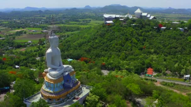 Estatua y templo del buddha del parque Wat Nong Hoi, en Ratchaburi, Tailandia — Vídeos de Stock