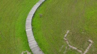 Tayland Nakhon Nayok 'daki pirinç teraslarında Thung Na Mui Köprüsü.
