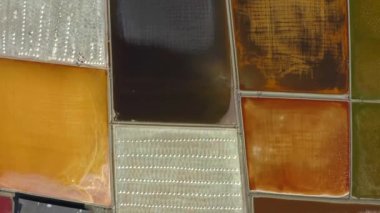 Phetchaburi Tuzu Naklua 'da daireler, çiftlikler ve çiftçiler Phetchaburi, Tayland' da tuz topluyor.