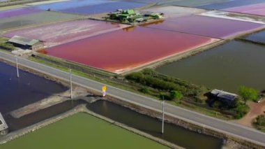 Phetchaburi Tuzu Naklua 'da daireler, çiftlikler ve çiftçiler Phetchaburi, Tayland' da tuz topluyor.