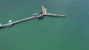 Bang Bao İskelesi 'nin ve Koh Chang, Trat, Tayland' daki deniz fenerinin havadan görüntüsü.