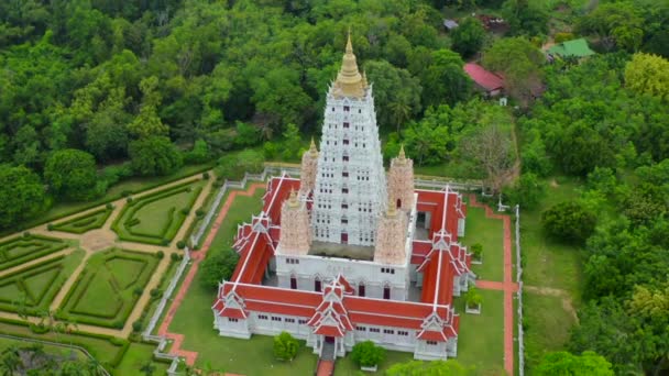 Wat Yannasang Wararam tempel, Bodh Gaya Chedi, Bodhagaya Stupa Replica, in wat Yan, in Pattaya, provincie Chonburi, Thailand. — Stockvideo