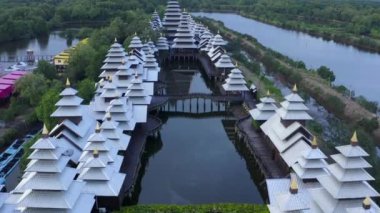 Geleneksel ev ziyaretleri Chanthaburi, Tayland 'da gün batımında