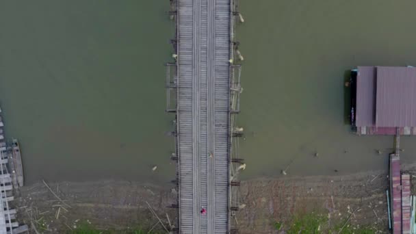 Mon Bridge, alte Holzbrücke bei Sonnenuntergang in Sangkhlaburi, Kanchanaburi, Thailand — Stockvideo