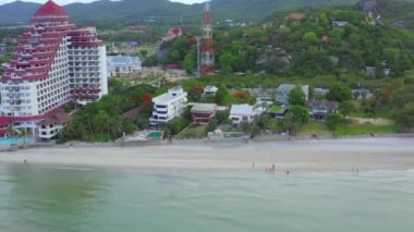 Wat Khao Takiab tepesi ve Hui Hin 'deki plaj, Prachuap Khiri Khan, Tayland