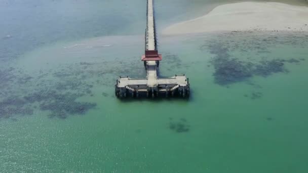 Luftaufnahme des Bang Bao Pier und des Leuchtturms in Koh Chang, Trat, Thailand — Stockvideo