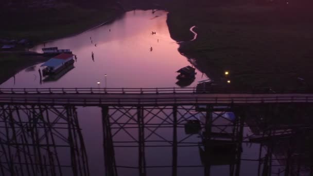 Mon Bridge, alte Holzbrücke bei Sonnenuntergang in Sangkhlaburi, Kanchanaburi, Thailand — Stockvideo