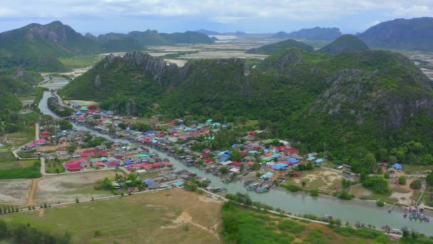 Pueblo de pesca Bang Pu en el parque nacional Sam Roi Yot, Prachuap Khiri Khan, Tailandia — Vídeos de Stock