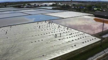 Phetchaburi Tuzu Naklua 'da daireler, çiftlikler ve çiftçiler Phetchaburi, Tayland' da tuz topluyor.