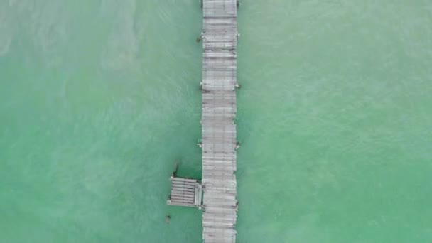 Bang Bao beach, ξύλινη προβλήτα, στο Koh Kood, Trat, Ταϊλάνδη — Αρχείο Βίντεο