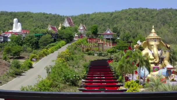 Wat Khao Sung Chaem Fa tapınağı dev yılanlı ve uzanan altın Buda, Kanchanaburi, Tayland — Stok video