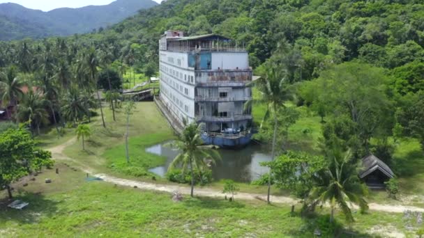 泰国，特拉特，Koh Chang，Grand Lagoona，Ghost ship，Abanabandoned boat Chalet — 图库视频影像