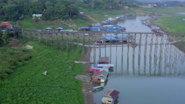 Мост Мон, старый деревянный мост на закате в Сангхлабе, Канчанаби, Таиланд — стоковое видео