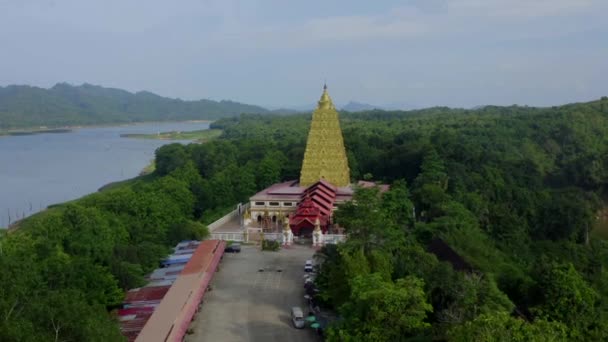 Chedi Phutthakhaya ou Puttakaya Pagoda, Wat wang Wiwekaram ou wat luang pho uttama em Sangkhlaburi, Kanchanaburi, Tailândia — Vídeo de Stock