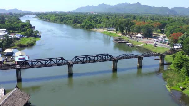 Bryggan över floden Kwai i Kanchanaburi, Thailand — Stockvideo