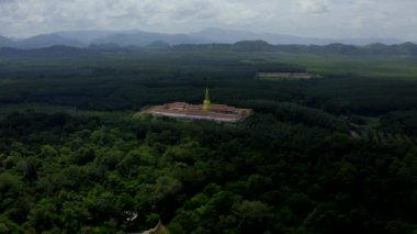 Wat Boonyawad ve Wat Boonyawas 'ın Chon Buri, Tayland' daki hava manzarası.