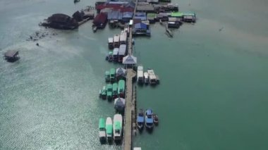 Bang Bao İskelesi 'nin ve Koh Chang, Trat, Tayland' daki deniz fenerinin havadan görüntüsü.