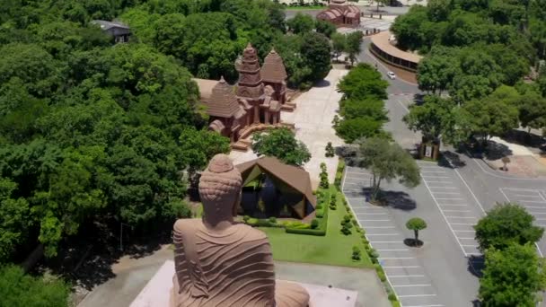 Tempio di Wat tham Pu Wa nella grotta di Kanchanaburi, Thailandia — Video Stock