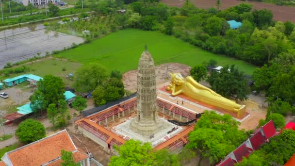 Wat Aranyikawas tempio, reclinabile buddha e pagoda, a Chon Buri, Thailandia — Video Stock