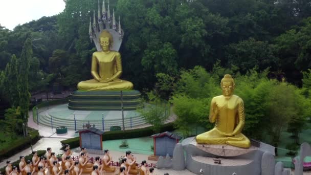 Wat Chak Yai templom, arany buddha és több száz szerzetes, Chanthaburi, Thaiföld — Stock videók