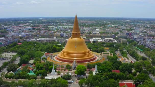 Wat Phra Pathom Chedi Ratchaworamahawihan veya Wat Phra Pathommachedi Ratcha Wora Maha Wihan, Nakhon Pathom, Tayland — Stok video