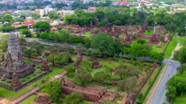 Ayutthaya tapınağının havadan görünüşü, Wat Ratchaburana, covid sırasında boş, Phra Nakhon Si Ayutthaya, Tayland 'ın tarihi şehri
