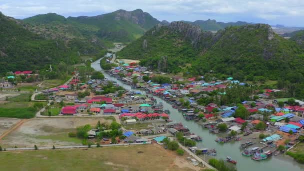 Wioska rybacka Bang Pu w Parku Narodowym Sam Roi Yot, Prachuap Khiri Khan, Tajlandia — Wideo stockowe