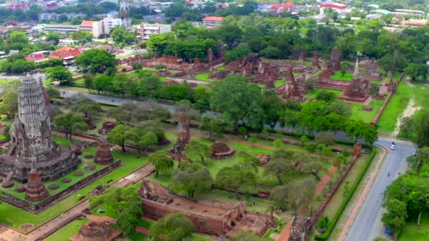 Vista aérea del templo de Ayutthaya, Wat Ratchaburana, vacío durante el covidio, en Phra Nakhon Si Ayutthaya, ciudad histórica de Tailandia — Vídeo de stock