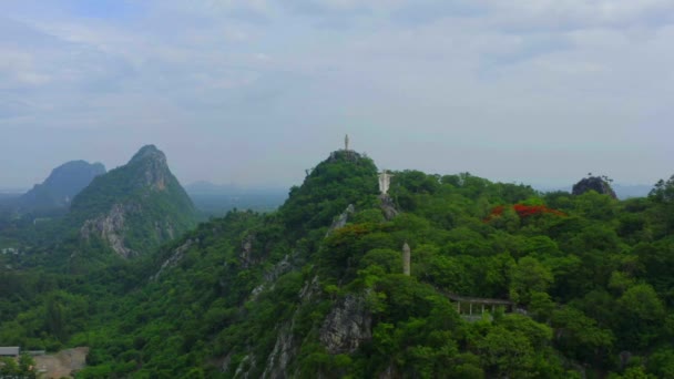 Luchtfoto van Don Sai, standbeeld van Christus Verlosser, in Ratchaburi, Thailand — Stockvideo