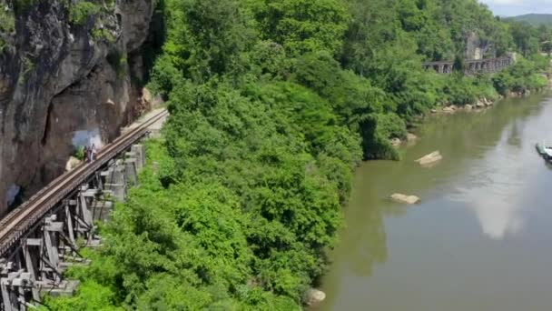 Death Railway brug, Siam Birma Railway, in Kanchanaburi, Thailand — Stockvideo