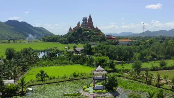 Wat Tham Khao Noi en Wat Tham Sua in Kanchanaburi, Thailand — Stockvideo