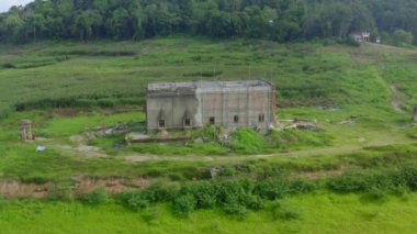 Vajiralongkorn, Wat Saam Prasob, Kanchanaburi, Tayland 'daki Sangkhlaburi' deki Batık Boğulma Tapınağı.