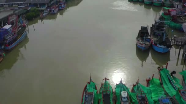 Rayong Nehri 'nin havadan görünüşü ve Tayland, Rayong' da balıkçı tekneleri. — Stok video
