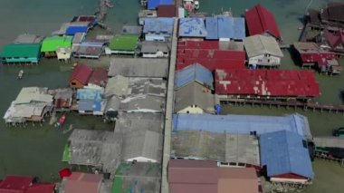 Bang Bao İskelesi 'nin ve Koh Chang, Trat, Tayland' daki deniz fenerinin havadan görüntüsü.