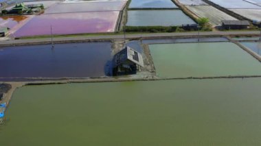 Phetchaburi Tuzu Naklua 'da daireler, çiftlikler ve çiftçiler Phetchaburi, Tayland' da tuz topluyor.