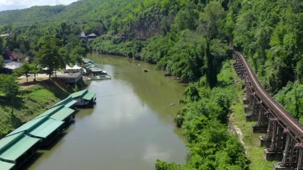 타이 칸나 차 부리에 있는 시암 버마 철도의 데스 철도 다리 — 비디오
