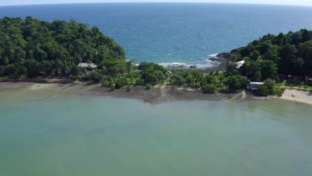 Flygfoto över Bang Bao Cliff i Koh Chang, Trat, Thailand — Stockvideo