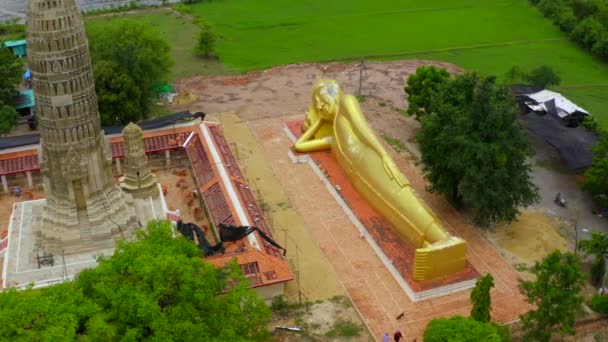 Храм Ват Араньикава, лежащий Будда и пагода, в Чон Бури, Таиланд — стоковое видео