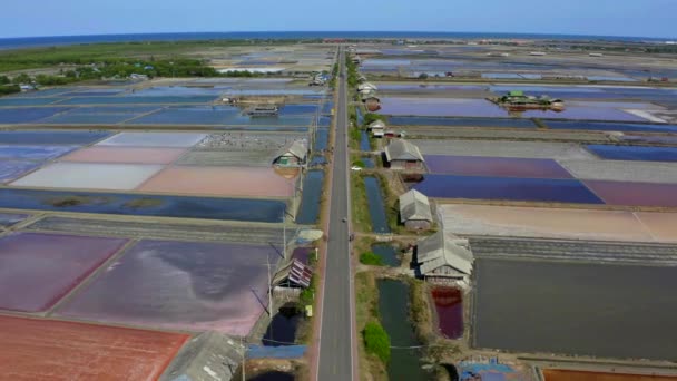 Phetchaburi Salt flats Naklua, granjas y agricultores recolectando sal en Phetchaburi, Tailandia — Vídeo de stock