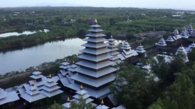 Geleneksel ev ziyaretleri Chanthaburi, Tayland 'da gün batımında