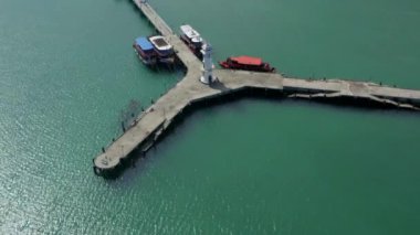 Bang Bao İskelesi 'nin ve Koh Chang, Trat, Tayland' daki deniz fenerinin havadan görüntüsü.