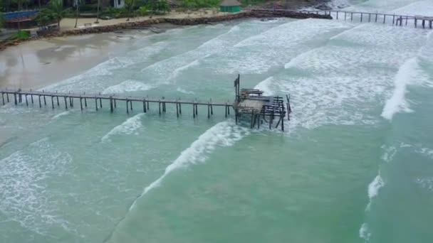 Houten brug bij Bang Bao strand in Koh Kood eiland, Trat, Thailand — Stockvideo