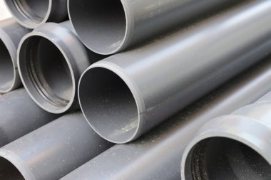 bir inşaat sahasında boru