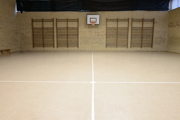 Obręcz do koszykówki i śladów na podłodze w sali gimnastycznej — Zdjęcie stockowe