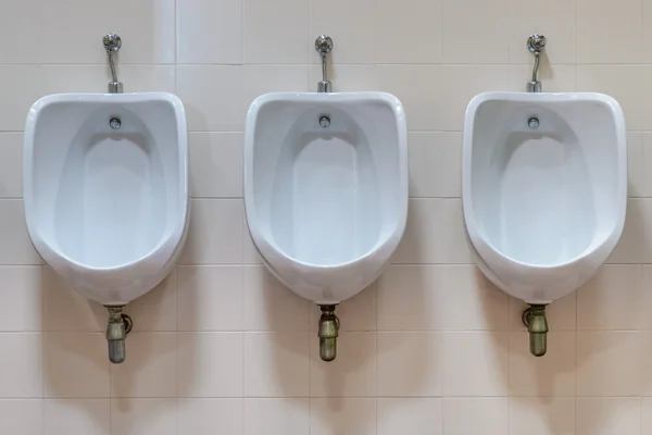 Urinóis na casa de banho dos homens — Fotografia de Stock