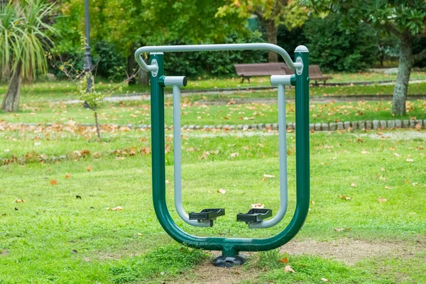 Appareils de fitness dans un parc public — Photo