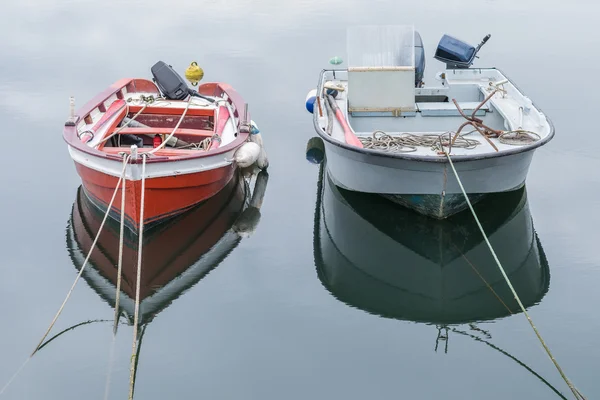 Barco de pesca em uma amarração — Fotografia de Stock