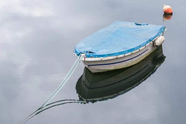 Barco de pesca en un amarre — Foto de Stock