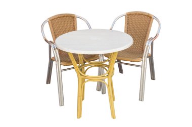 Beyaz arka plan üzerinde izole bir tablo ile hasır sandalye